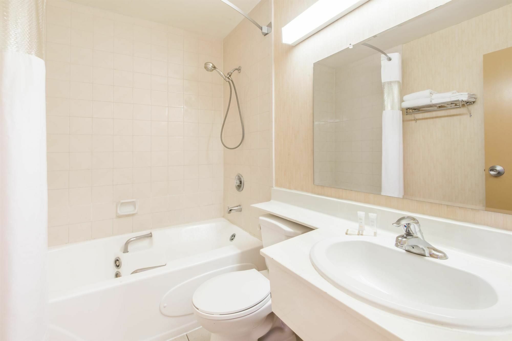 Howard Johnson By Wyndham Kitchener Conestoga エクステリア 写真