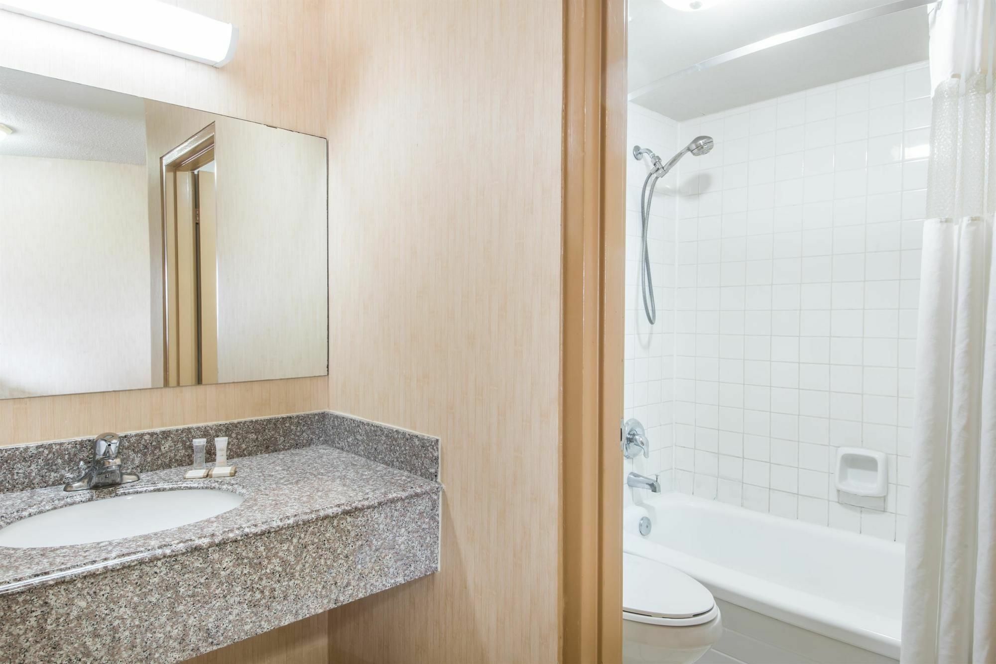 Howard Johnson By Wyndham Kitchener Conestoga エクステリア 写真